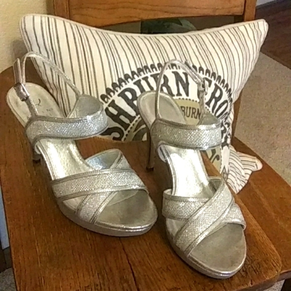 Adrianna Papell Silver Heels EUC